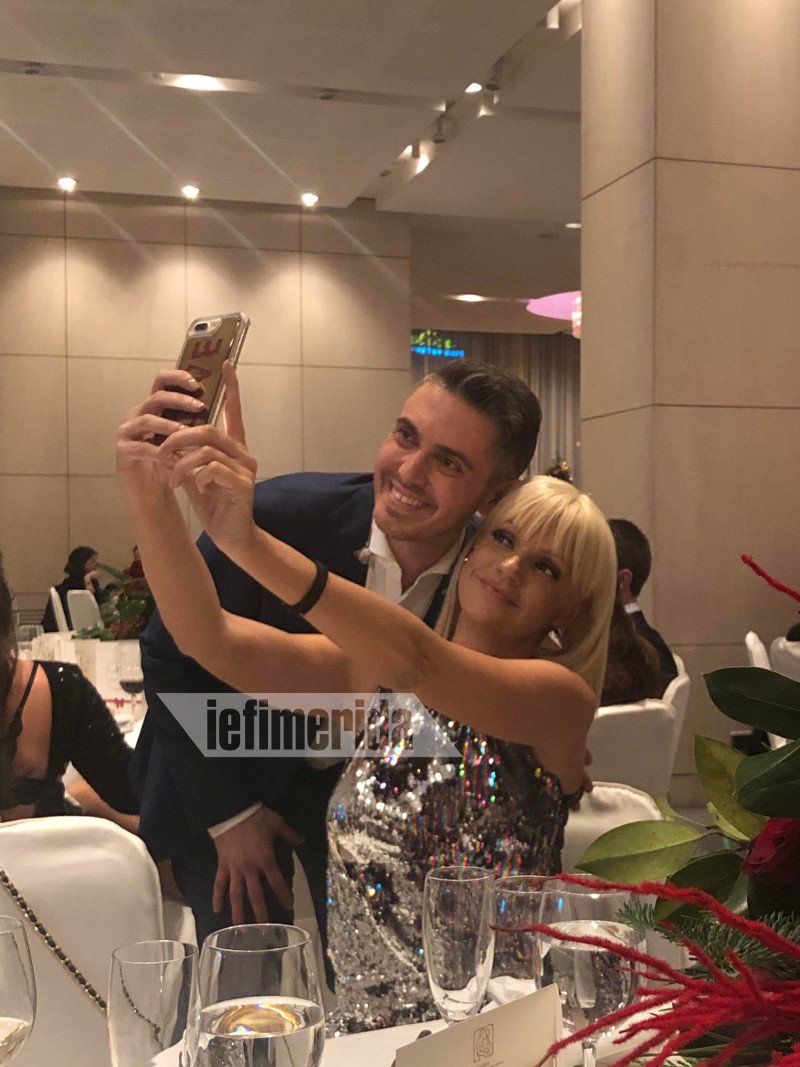 Φυσικά δεν έλειψαν οι selfies. Μιχάλης Χατζηγιάννης, Σάσα Σταμάτη.