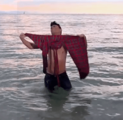 The Voice: Το φετινό τρολάρισμα του Καπουτζίδη ήταν ένα... έπος -Μεταμφιέστηκε σε Ρουβά, Μουζουράκη, Παπαρίζου [βίντεο] | iefimerida.gr 0