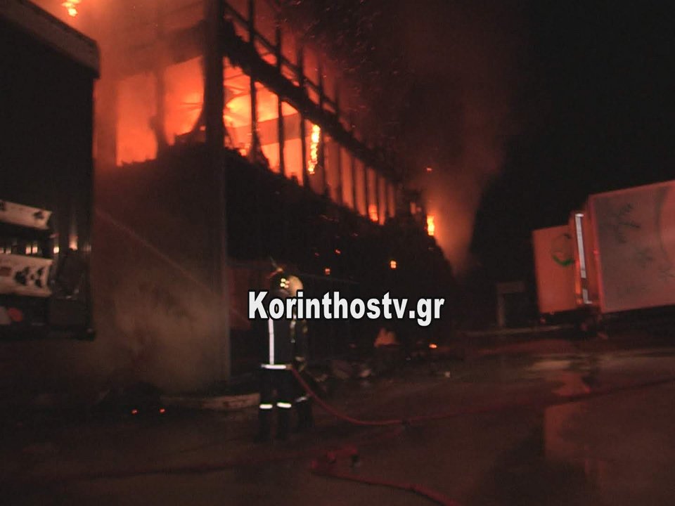 Πύρινη κόλαση στην Κόρινθο: Καίγεται ολοσχερώς κτίριο μεταφορικής εταιρείας [εικόνες & βίντεο] | iefimerida.gr 2
