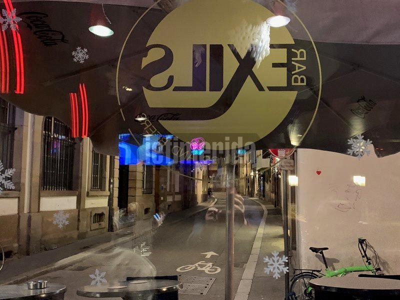 Η φωτογραφία που εξασφάλισε το iefimerida.gr από το εσωτερικό μπαρ του Στρασβούργου όπου έχουν κλειστεί οι περίοικοι
