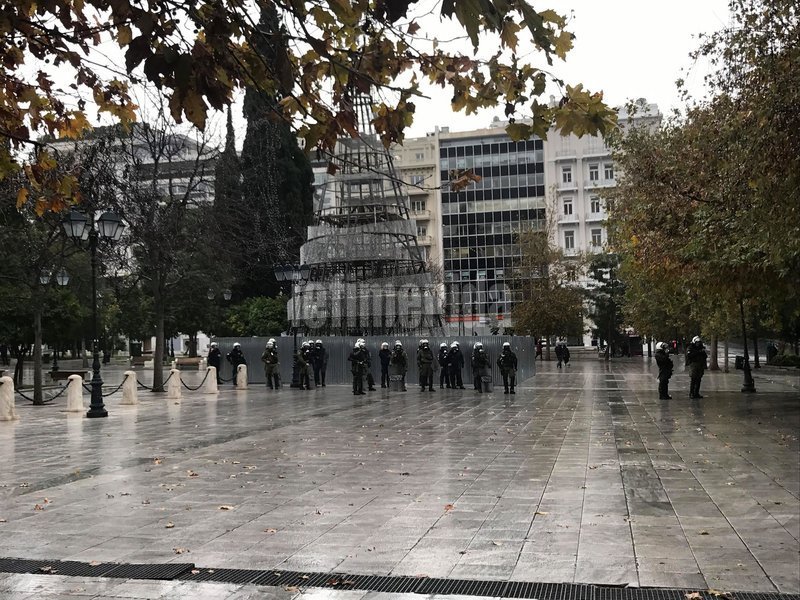 Αστυνομικοί γύρω από το χριστουγεννιάτικο δέντρο του Συντάγματος