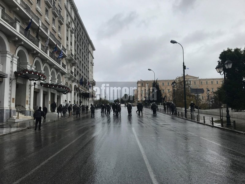 Τα ΜΑΤ έξω από το ξενοδοχεία στο Σύνταγμα