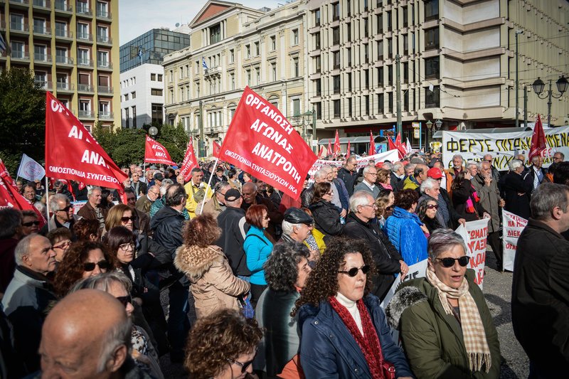 Οι συνταξιούχοι συγκεντρώθηκαν στην πλατεία Κλαυθμώνος