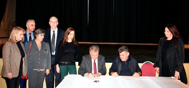 Από αριστερά, η Δ/ντρια ΕΚΕ Ομίλου ΕΛΠΕ κα Ράνια Σουλάκη, ο Πρόεδρος της ASPROFOS Engineering κ. Βασίλης Κουνέλης, η κα Παναγιώτα Καλέλλη, Χημικός Μηχανικός και Δ/ντρια Process της ASPROFOS, ο Διευθύνων Σύμβουλος της ASPROFOS Engineering κ. Πέτρος Παπασωτηρίου, η Πολιτικός Μηχανικός και project manager του έργου αποκατάστασης του Δημοτικού Θεάτρου κα Παρασκευή Κάπελλα, ο Διευθυντής έργων της ASPROFOS κ. Λεωνίδας Ζάμπας, δίπλα του ο Αντιδήμαρχος Μάνδρας κ. Περικλής Ρόκας και στο άκρο η Δήμαρχος Μάνδρας - Ειδυλλίας κα Ιωάννα Κριεκούκη