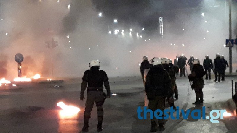 Επεισόδια στη Θεσσαλονίκη -Ενας δημοσιογράφος τραυματίας -Μία σύλληψη και 20 προσαγωγές [βίντεο] | iefimerida.gr 0