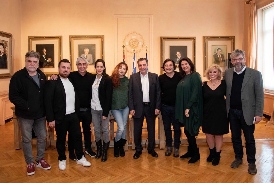 Ο δήμαρχος Αθηναίων με τους συντελεστές των εορταστικών εκδηλώσεων 'Χριστούγεννα στην Αθήνα, άγγελοι στην πόλη' 