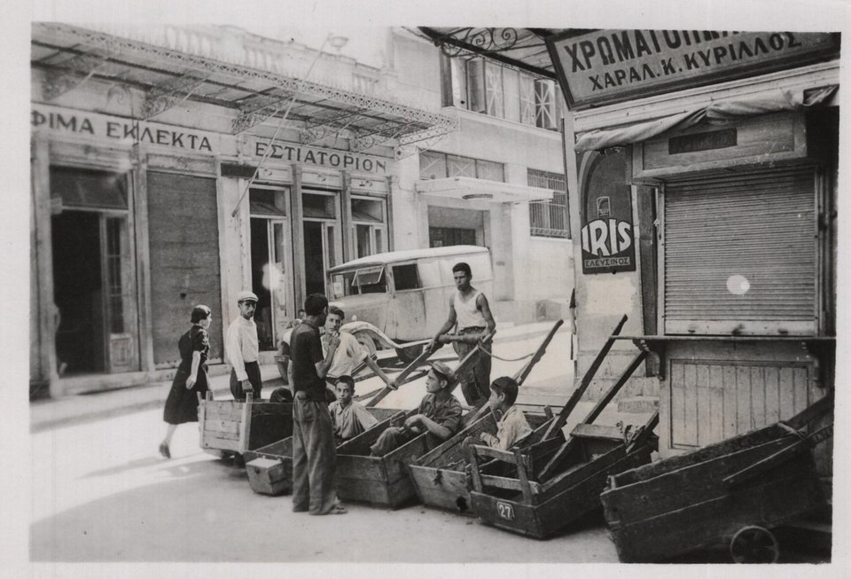 Παιδιά με καρότσι περιμένουν να εργαστούν στην αγορά