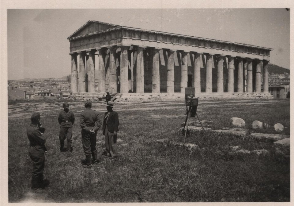 Στρατιώτες με πλανόδιο φωτογράφο στο Θησείο (Ναό του Ηφαίστου)