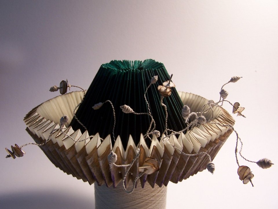 Μαρία Γρηγορίου  Καπέλο με μπιμπίλα, 2009  Χειροποίητο χαρτί από βαμβάκι (διπλωμένο, βαμμένο, κερωμένο), χαρτί διαφανές, 9x20x20εκ.