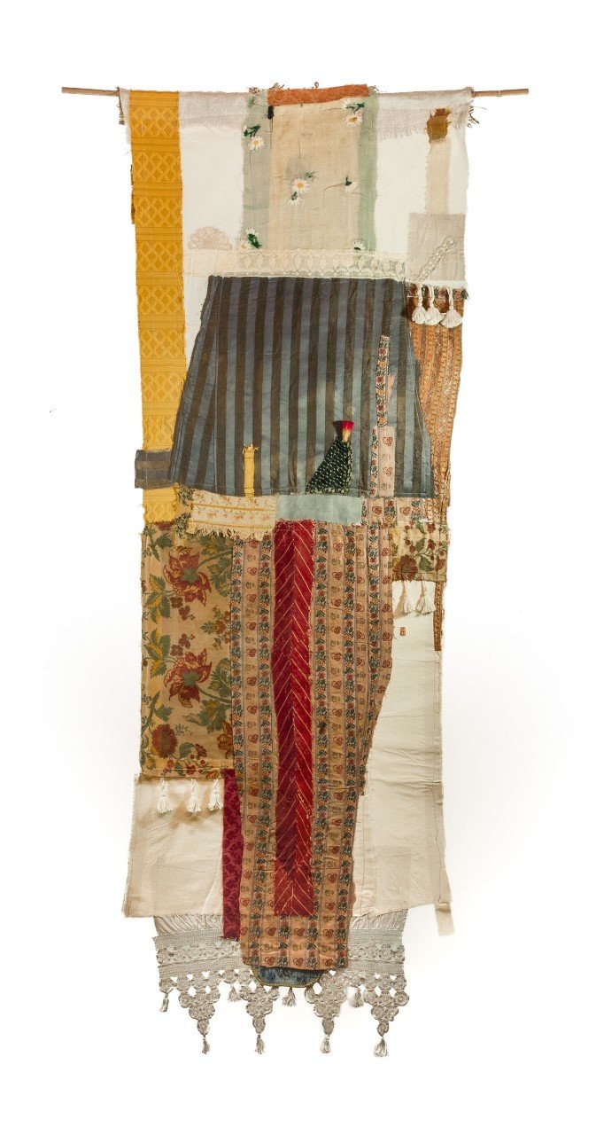 Threads Of Patience  Ειρήνη Γκόνου, Κλεοπάτρα Τσαλή  Habit, 2018  Υφάσματα, 1,90x0,70 εκ.