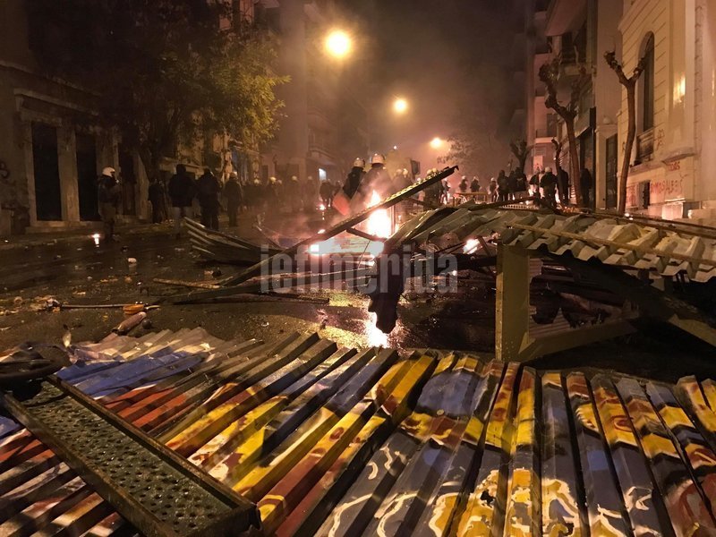 Οδοφράγματα στην οδό Τοσίτσα