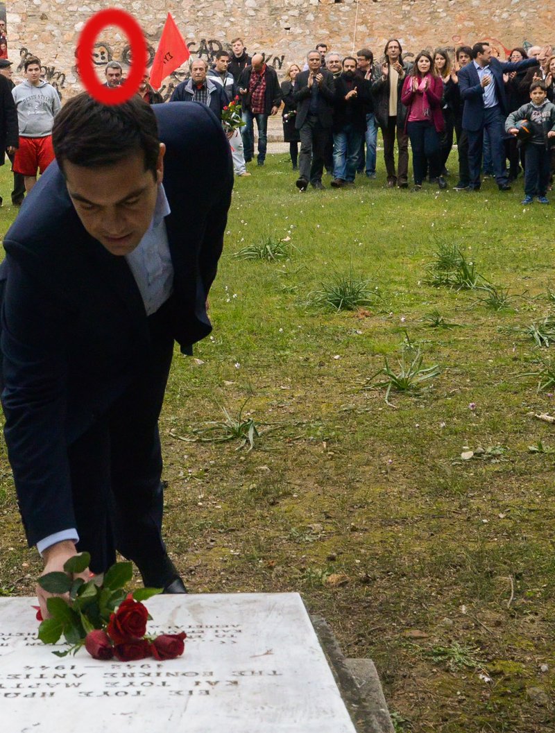 Ο Αλ. Τσίπρας καταθέτει στεφάνι. Πίσω του ο Μαν. Πετσίτης Δεξιά διακρίνεται ο Νίκος Παππάς και ο Πάνος Σκουρλέτης -Φωτογραφία: Intimenews/ΧΑΛΚΙΟΠΟΥΛΟΣ ΝΙΚΟΣ
