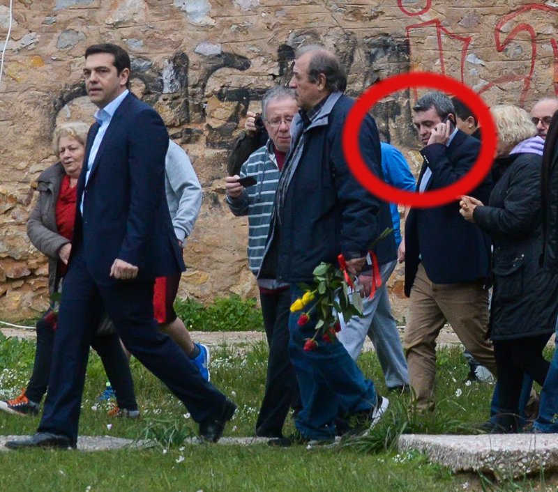 Την επομένη της εκλογικής νίκης του ΣΥΡΙΖΑ, 26/1/2015 ο Αλέξης Τσίπρας κατέθεσε στεφάνι στην Καισαριανή. Δίπλα του ο Μανώλης Πετσίτης