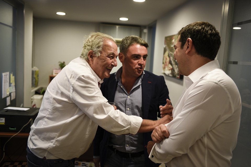 Αλέκος Φλαμπουράρης, Μανώλης Πετσίτης και Αλέξης Τσίπρας χαμογελαστοί στην Κουμουνδούρου