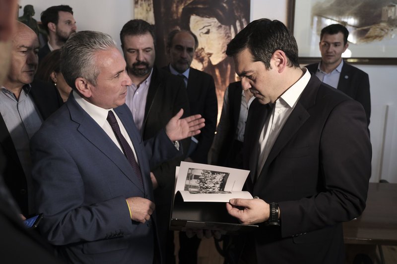 Ο κ. Τσίπρας με τον δήμαρχο Καλαβρύτων Γιώργο Λαζουρά