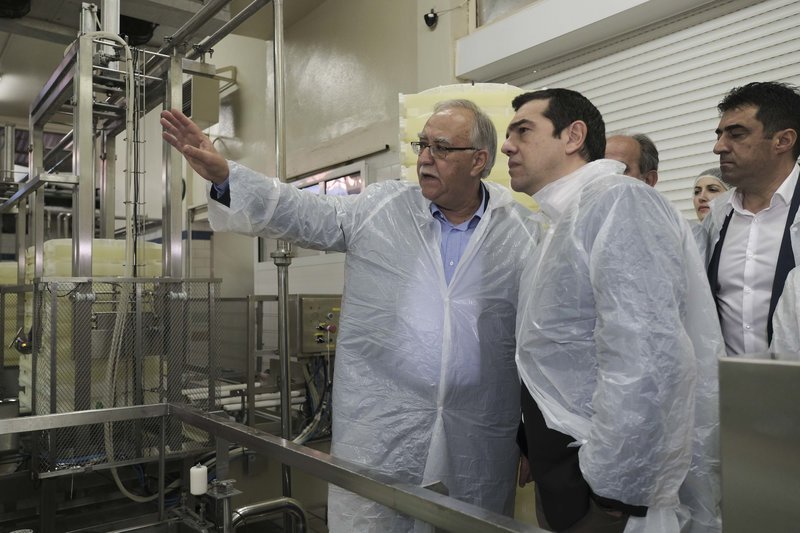Ο πρωθυπουργός ξεναγήθηκε στον Αγροτικό και Γαλακτοκομικό Συνεταιρισμό Καλαβρύτων