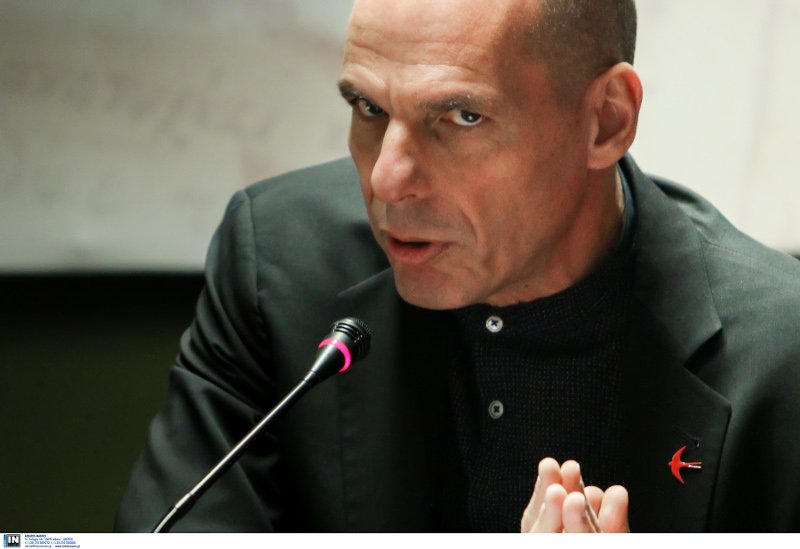 Ο Γιάνης Βαρουφάκης στην συνέντευξη τύπου στην ΕΣΗΕΑ- φωτογραφία intimenews