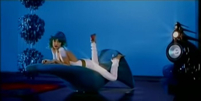  Οταν η Βίκυ Καγιά με βαθύ ντεκολτέ πρωταγωνιστούσε με την Αλεσάντρα Αμπρόσιο σε βίντεο κλιπ [βίντεο] | iefimerida.gr 1