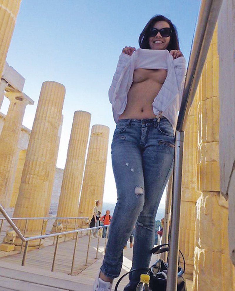 Η δεύτερη πόζα της Vicky Love / Φωτογραφία: Twitter