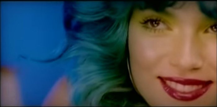  Οταν η Βίκυ Καγιά με βαθύ ντεκολτέ πρωταγωνιστούσε με την Αλεσάντρα Αμπρόσιο σε βίντεο κλιπ [βίντεο] | iefimerida.gr 0