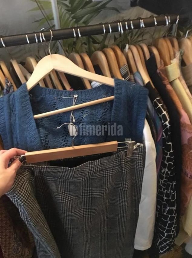 Μια καρό φούστα με ένα πουλόβερ και έτοιμη για γραφείο αλλά και για έξοδο.