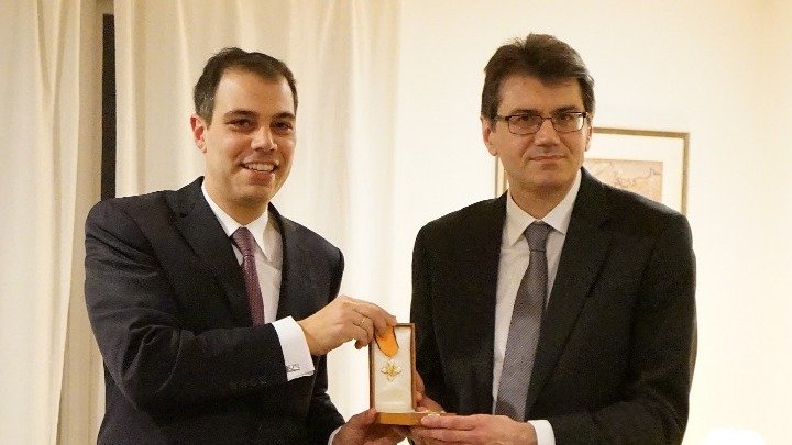 Ο ερευνητής του ΜΙΤ, Δρ. Ερωτόκριτος Κατσαβουνίδης (δεξιά), με τον Γεν. Πρόξενο της Ελλάδας στη Βοστώνη, Στράτο Ευθυμίου, κατά την τελετή της παρασημοφόρησης.