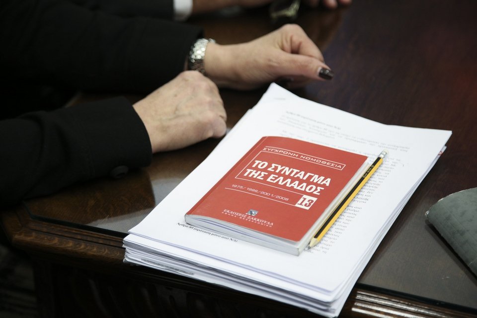 Το Σύνταγμα της Ελλάδος είχαν μαζί τους οι εκπρόσωποι της Ενωσης Δικαστών και Εισαγγελέων -Φωτογραφία: Nikos Libertas / SOOC