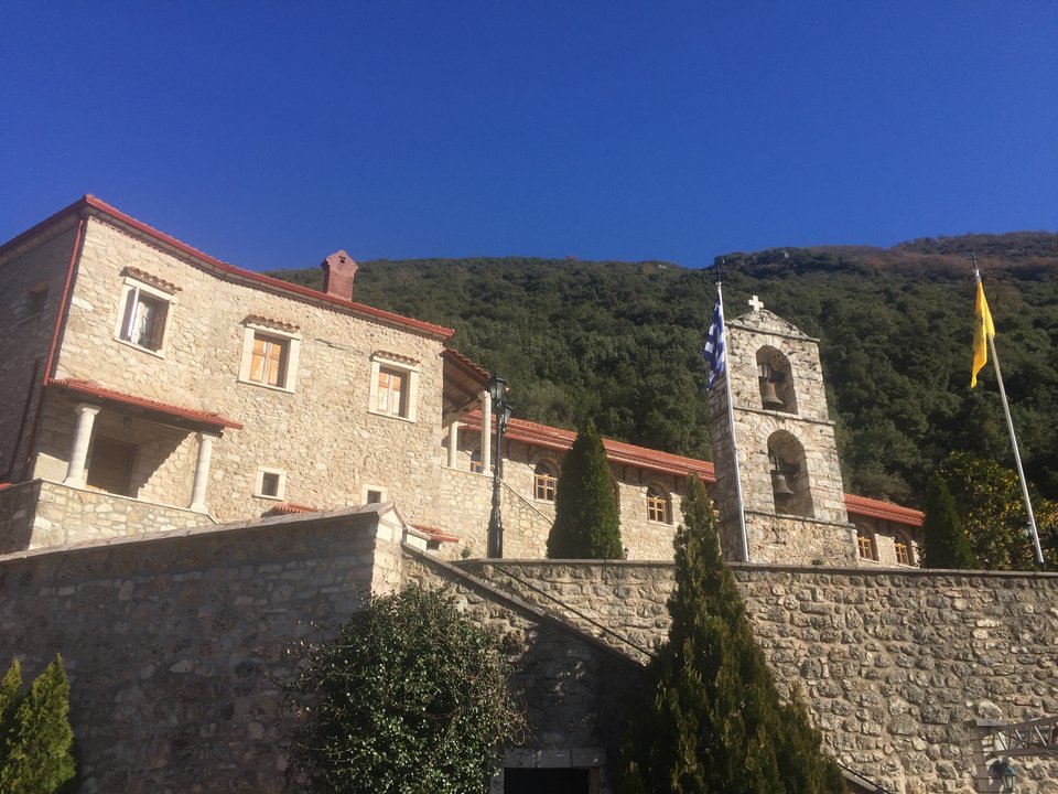 Το πρωί, πιστοί από τη Θεσπρωτία αλλά και πολλές περιοχές της Ηπείρου, αψήφησαν το τσουχτερό κρύο και από νωρίς έφτασαν στο ακριτικό Γηρομέρι Φιλιατών, για να τιμήσουν τη μνήμη του ιδρυτή της ομώνυμης Ιεράς Μονής, Οσίου Νείλου του Εριχιώτη