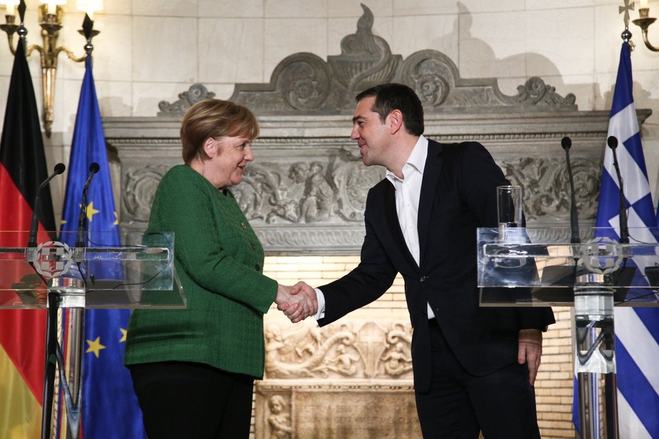 Χειραψία Μέρκελ-Τσίπρα μετά την κοινή συνέντευξη Τύπου -Φωτογραφία: Nikos Libertas / SOOC