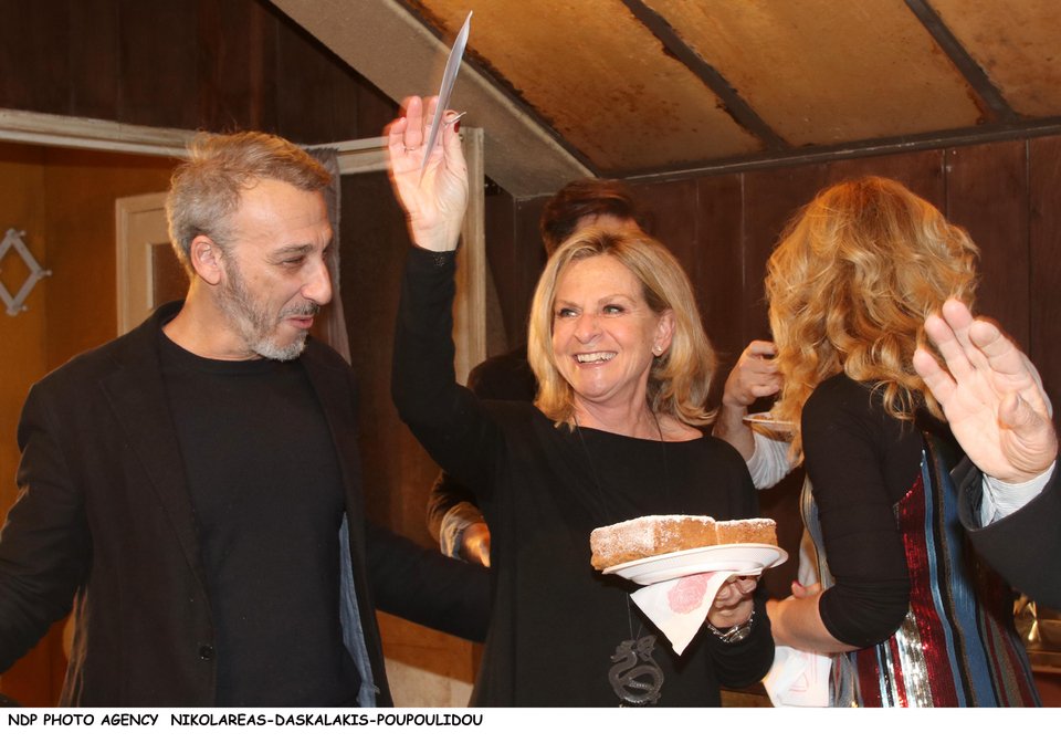 Ηθοποιοί σε χαλαρές στιγμές: Μαρκουλάκης, Βαλτινός κόβουν πίτες στα θέατρά τους [εικόνες] | iefimerida.gr 2