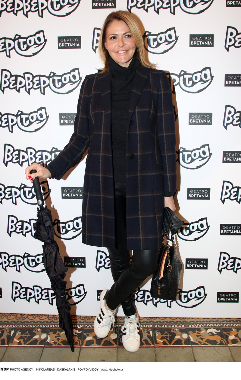 Με καρό παλτό και... sneackers η Τζένη Μπαλατσινού.