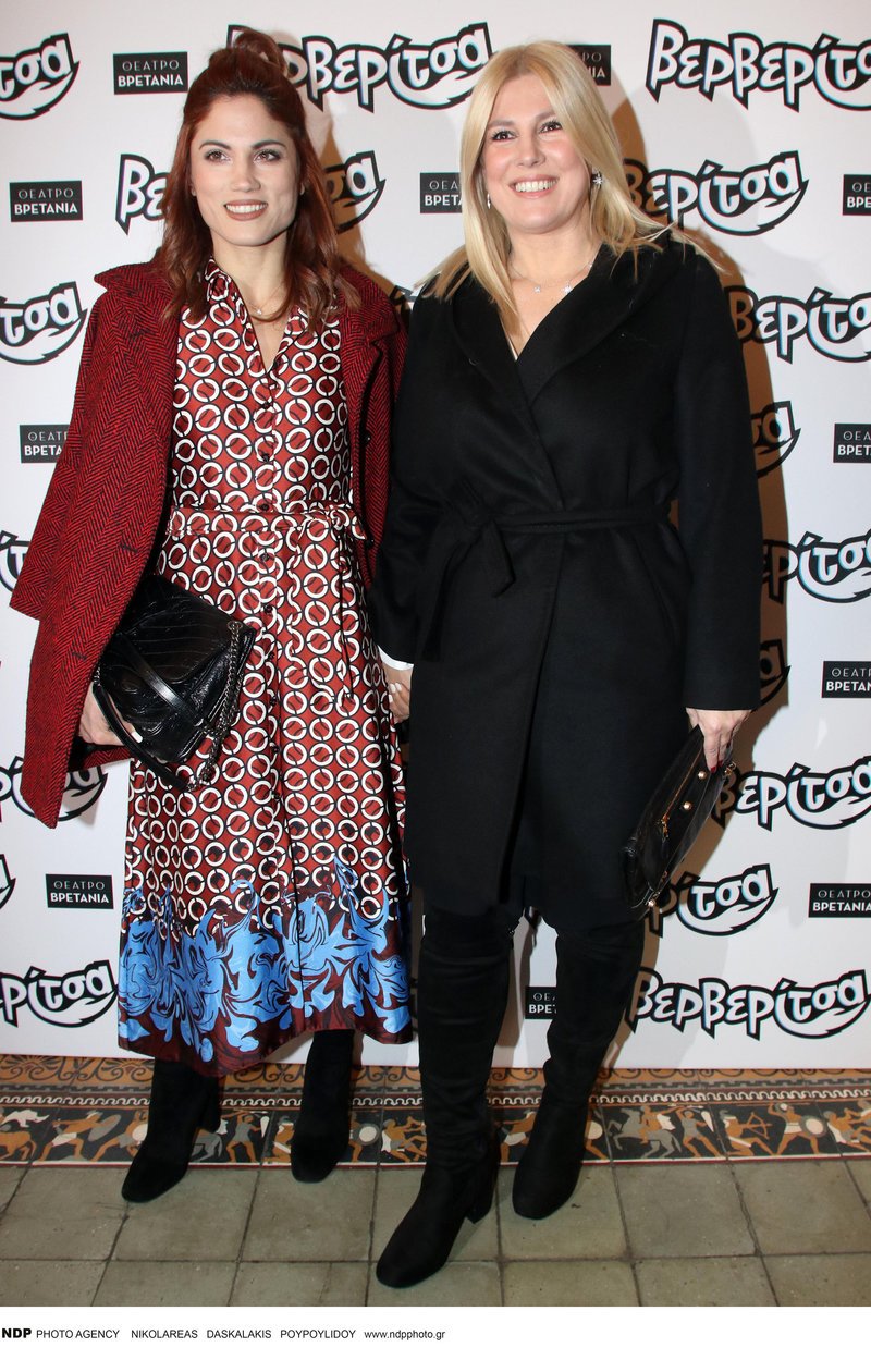 Η Μαίρη Συνατσάκη με εντυπωσιακό κόκκινό φόρεμα με prints και η Ράνια Θρασκια σικάτη στα μαύρα.