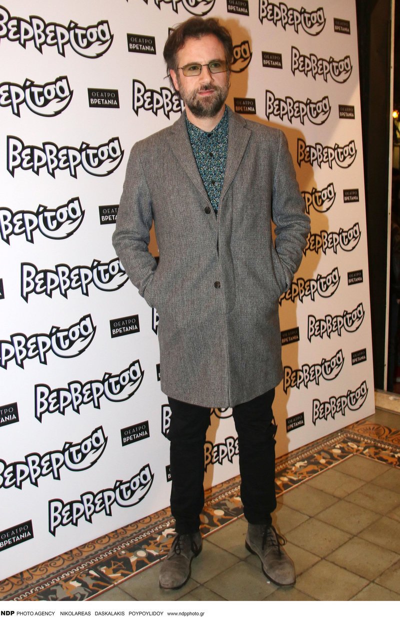 Ο Κώστας Μαραβέγιας ξέρει τι πάει να πει στιλ με καρό παλτό και κλασικά πολύχρωμο με prints πουκάμισο.