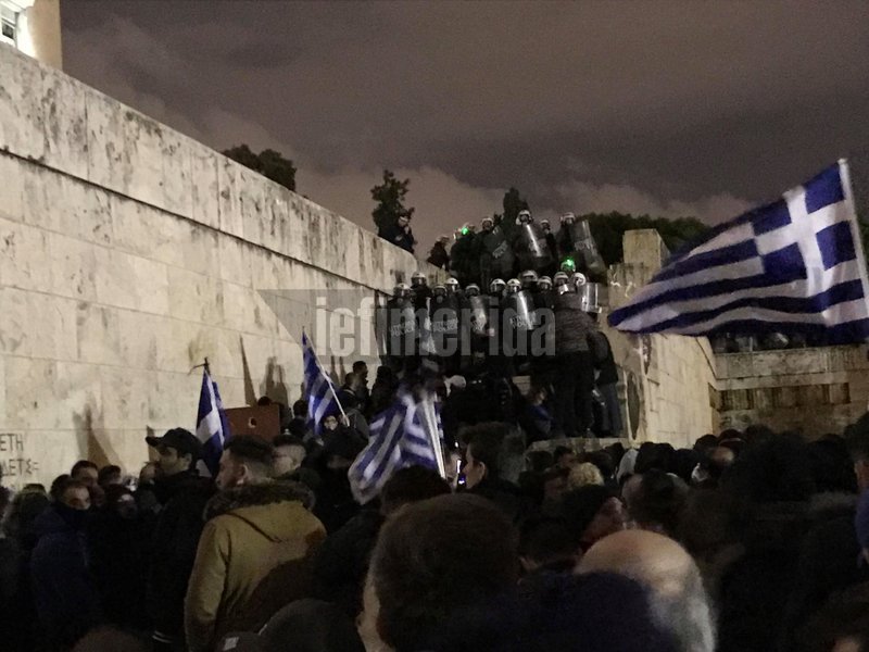 Επεισόδια έξω από τη Βουλή -Κουκουλοφόροι ξήλωσαν πεζοδρόμια, πέταξαν πέτρες κατά των ΜΑΤ -Ενας τραυματίας [εικόνες & βίντεο] | iefimerida.gr 3