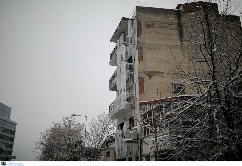 Μαγική εικόνα στη Θεσσαλονίκη, λόγω κακοκαιρίας: Πολυκατοικία απέκτησε... σταλακτίτες -Σαν γλυπτό [εικόνες] | iefimerida.gr 4
