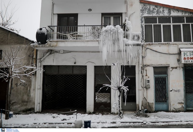 Μαγική εικόνα στη Θεσσαλονίκη, λόγω κακοκαιρίας: Πολυκατοικία απέκτησε... σταλακτίτες -Σαν γλυπτό [εικόνες] | iefimerida.gr 5