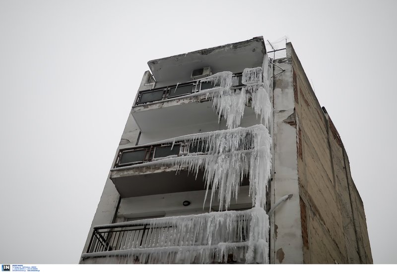 Μαγική εικόνα στη Θεσσαλονίκη, λόγω κακοκαιρίας: Πολυκατοικία απέκτησε... σταλακτίτες -Σαν γλυπτό [εικόνες] | iefimerida.gr 3