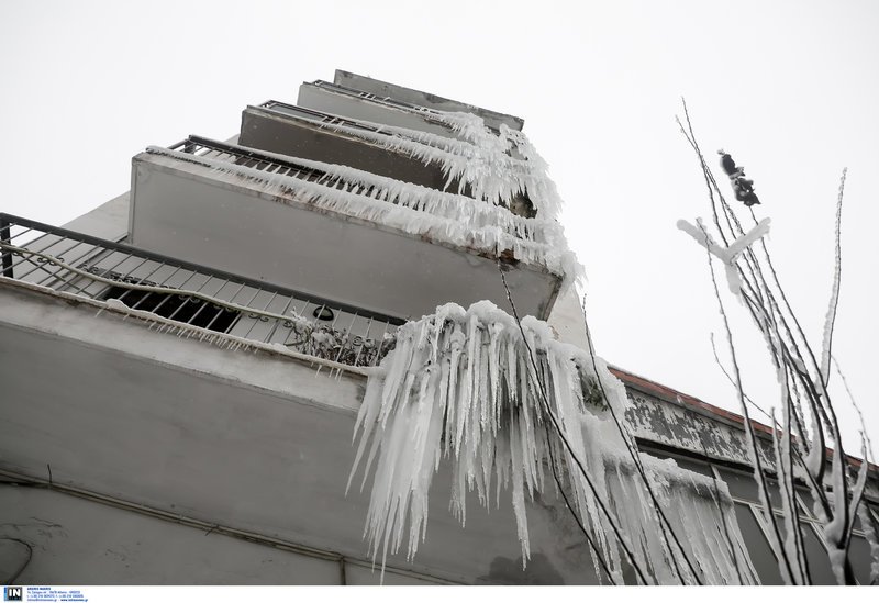 Μαγική εικόνα στη Θεσσαλονίκη, λόγω κακοκαιρίας: Πολυκατοικία απέκτησε... σταλακτίτες -Σαν γλυπτό [εικόνες] | iefimerida.gr 6