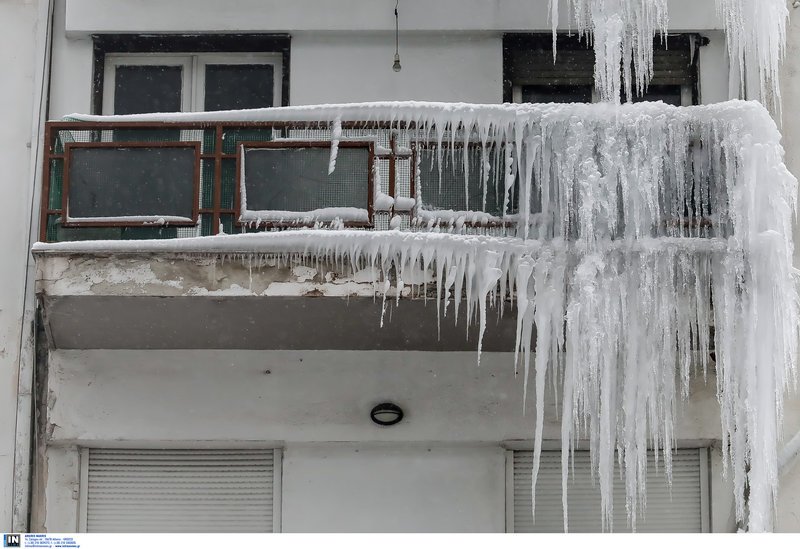 Μαγική εικόνα στη Θεσσαλονίκη, λόγω κακοκαιρίας: Πολυκατοικία απέκτησε... σταλακτίτες -Σαν γλυπτό [εικόνες] | iefimerida.gr 8