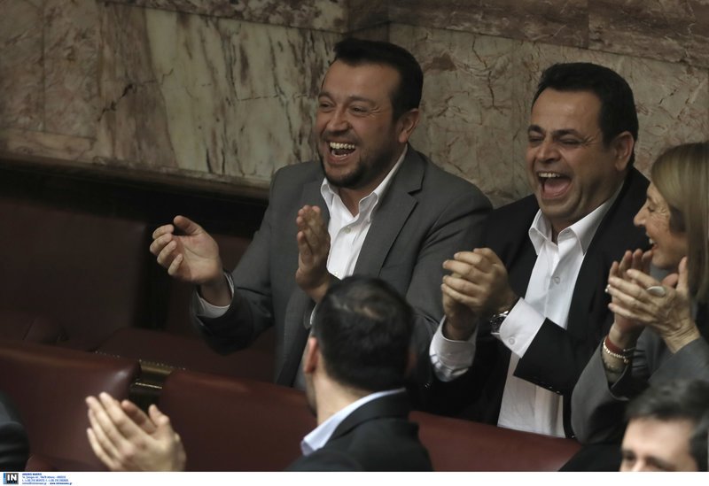 Νίκος Παππάς, Νεκτάριος Σαντορινιός και Τασία Χριστοδουλοπούλου χειροκροτούν ικανοποιημένοι