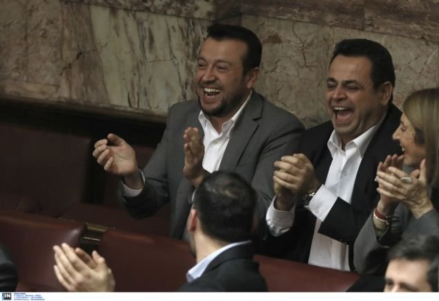 Νίκος Παππάς, Νεκτάριος Σαντορινιός και Τασία Χριστοδουλοπούλου χειροκροτούν 
