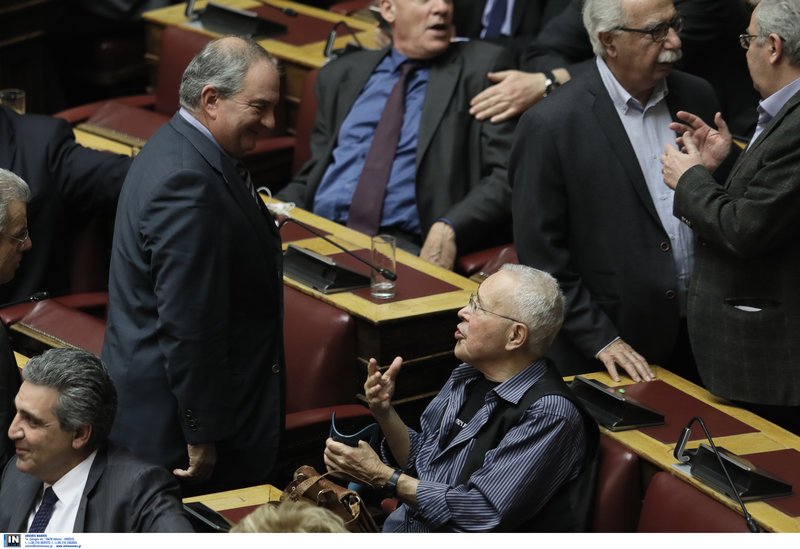 Ο Κώστας Καραμανλής συνομιλεί χαμογελαστος με τον Κώστα Ζουράρι