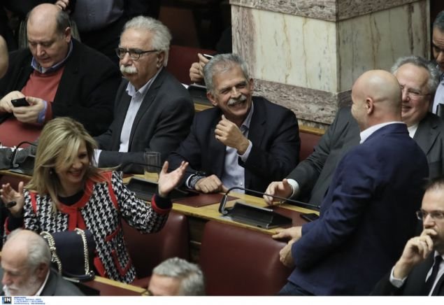Χαρούμενος ο Σπύρος Δανέλλης ανάμεσα σε Κοτζιά και Γαβρόγλου 