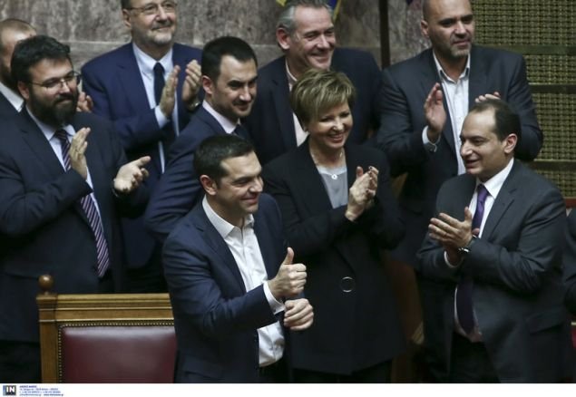 Ψήφος εμπιστοσύνης στην κυβέρνηση: Δέκα φωτογραφικά κλικ από τη Βουλή | iefimerida.gr 9