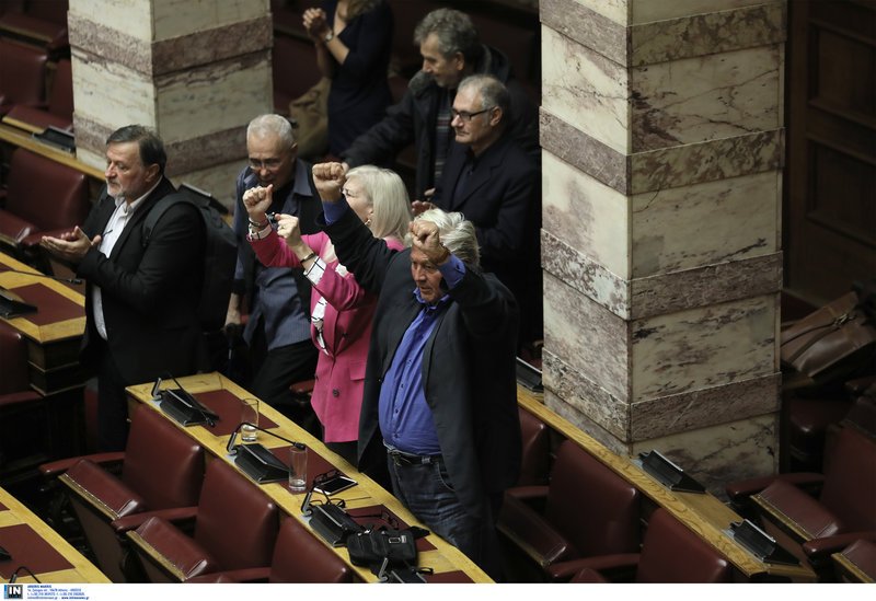 Με γροθιές υψωμένες πανηγυρίζουν ο Θανάσης Παπαχριστόπουλος και η Ελένη Αυλωνίτου