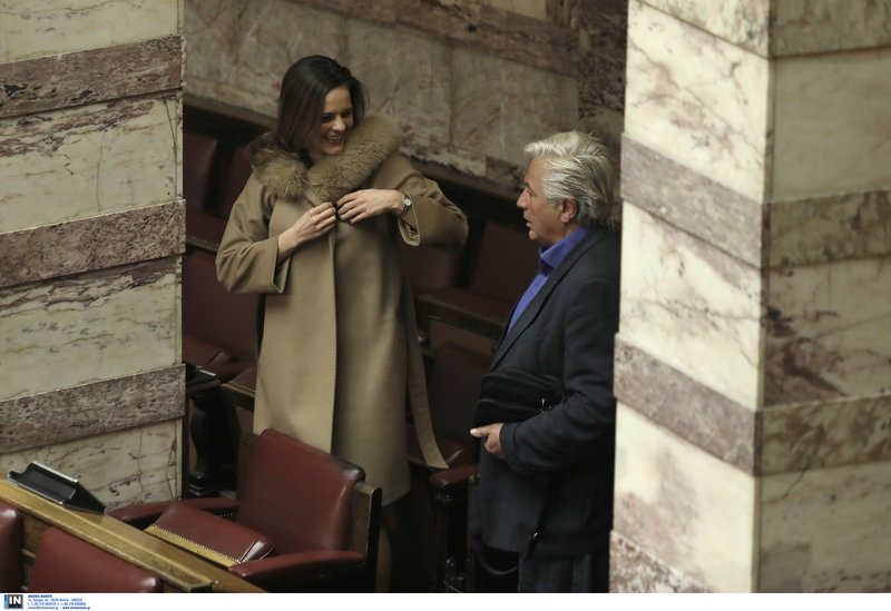 Η Εφη Αχτσιόγλου χαμογελαστή μιλά με τον Θαν. Παπαχριστόπουλο