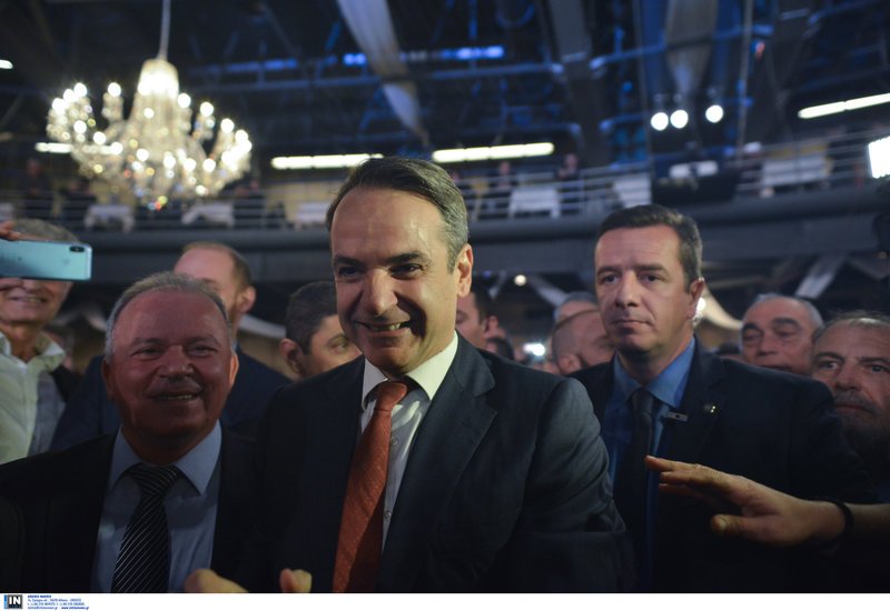 Ο Κυρκάκος Μητσοτάκης ανεβαίνει στο βήμα της ΝΟΔΕ Ηρακλείου-Φωτογραφία: Intimenews/ΒΑΡΑΚΛΑΣ ΜΙΧΑΛΗΣ