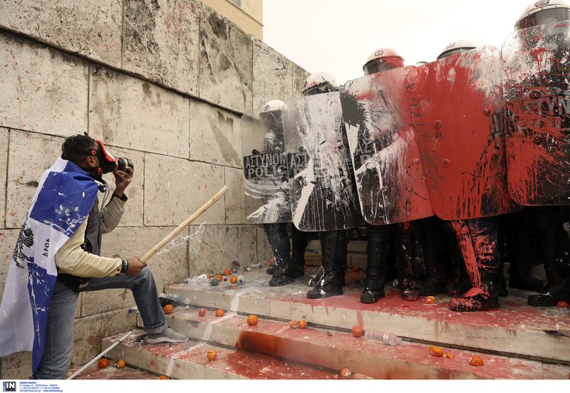 Διέλυσαν το συλλαλητήριο: Χημικά, ξύλο, μαχαιρώματα, λιποθυμίες [εικόνες & βίντεο] | iefimerida.gr 26