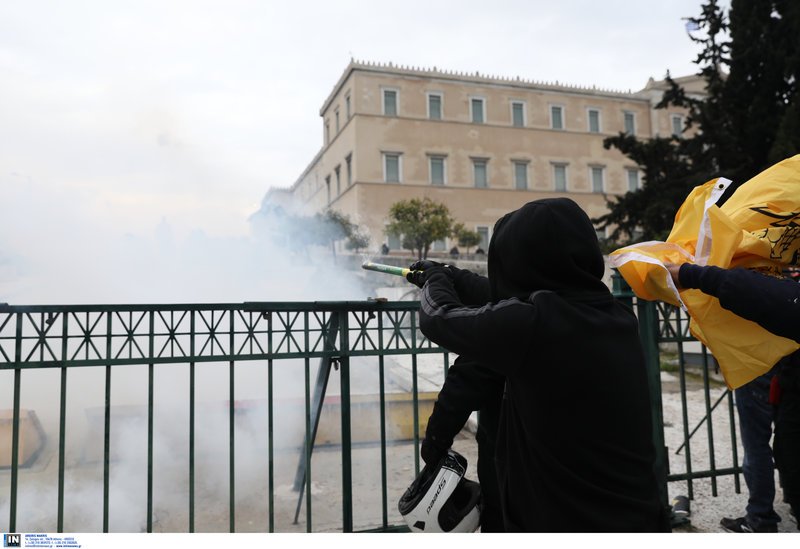 Συλλαλητήριο για τη Μακεδονία: Επνιξαν τον κόσμο στα χημικά για να διαλυθεί το συλλαλητήριο -Ενταση & οργή | iefimerida.gr 4