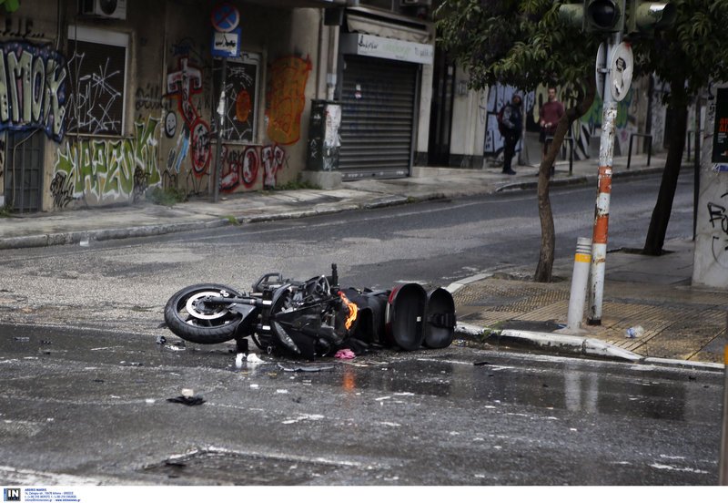 Διέλυσαν το συλλαλητήριο: Χημικά, ξύλο, μαχαιρώματα, λιποθυμίες [εικόνες & βίντεο] | iefimerida.gr 12